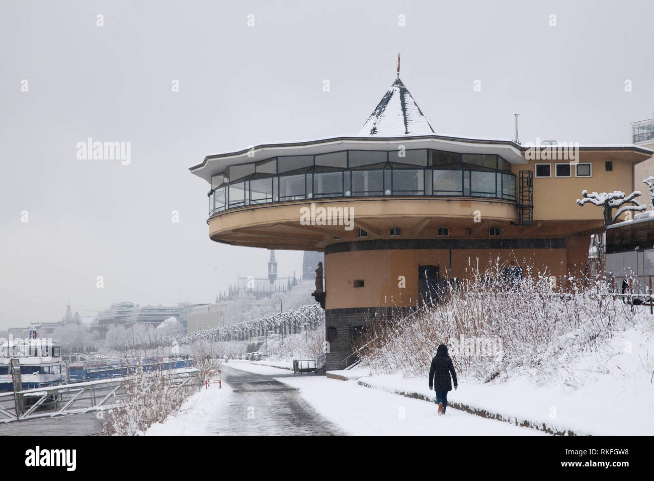 Die Bastei am Ufer des Rheins im Stadtteil Neustadt-Nord, schnee, winter, Köln, Deutschland die Bastei am Rheinufer in der Neustadt-Nord Stockfoto
