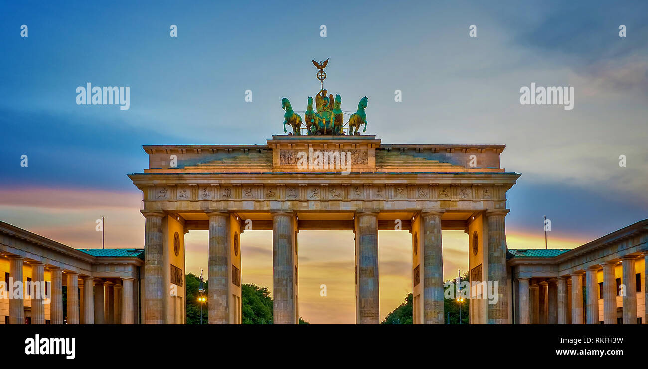 Brandenburger Tor leuchtet bei Sonnenuntergang, Berlin, Deutschland Stockfoto