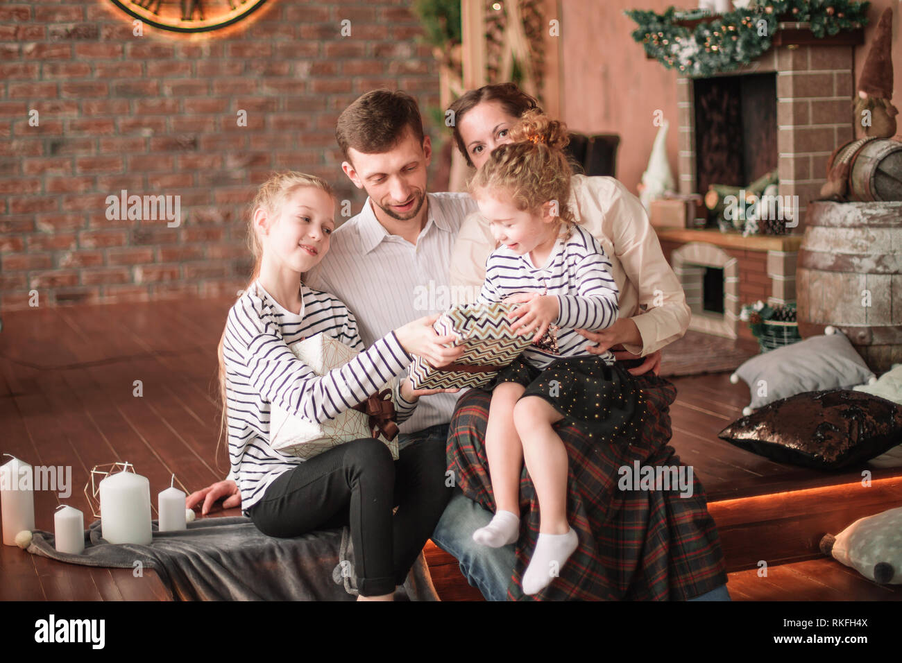 Porträt einer glücklichen Familie am Heiligabend Stockfoto