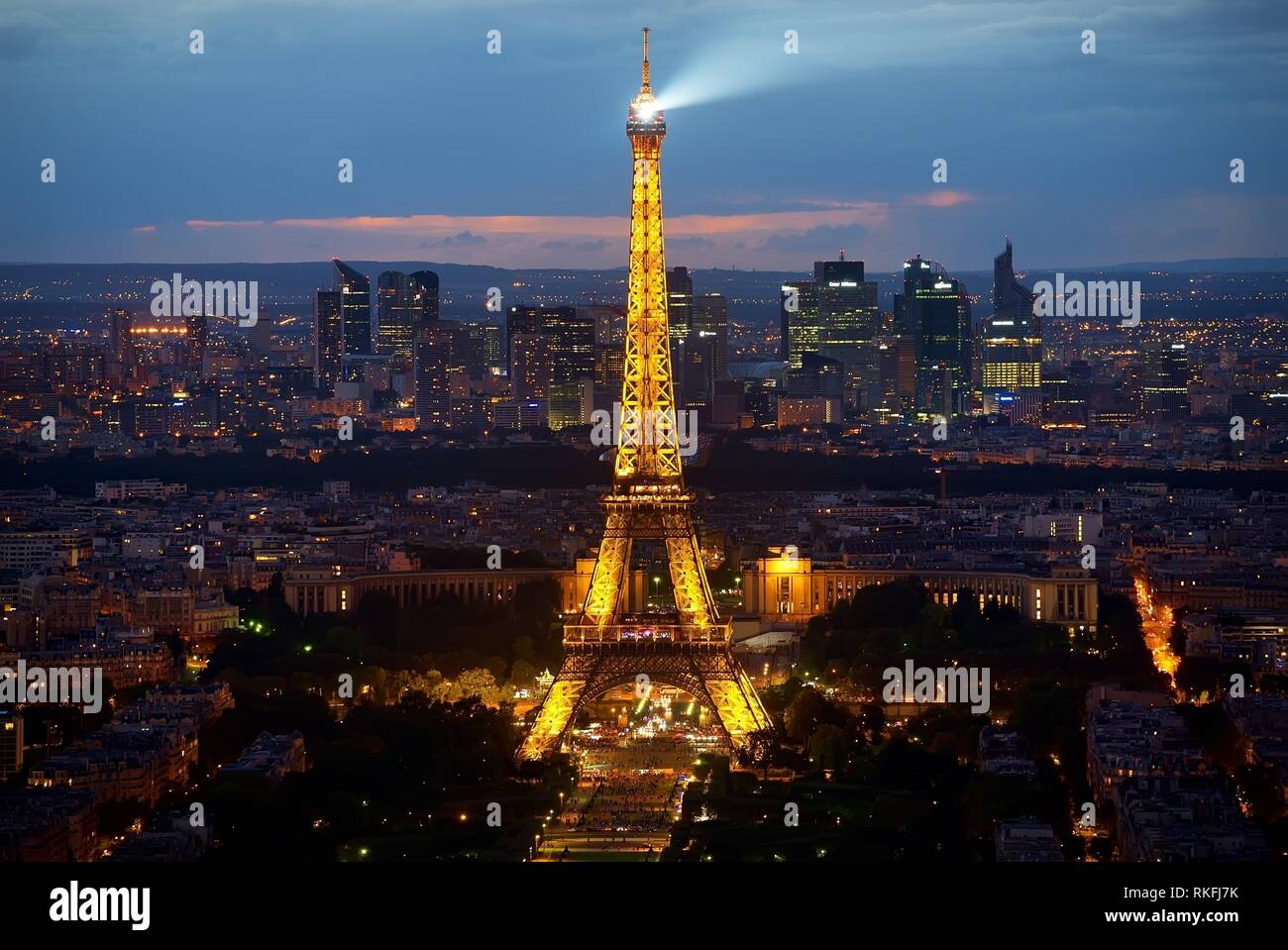 PARIS, Frankreich, 20. AUGUST 2016: beleuchteten Eiffelturm und Stadtteil La Defense in Abend, Paris. Stockfoto