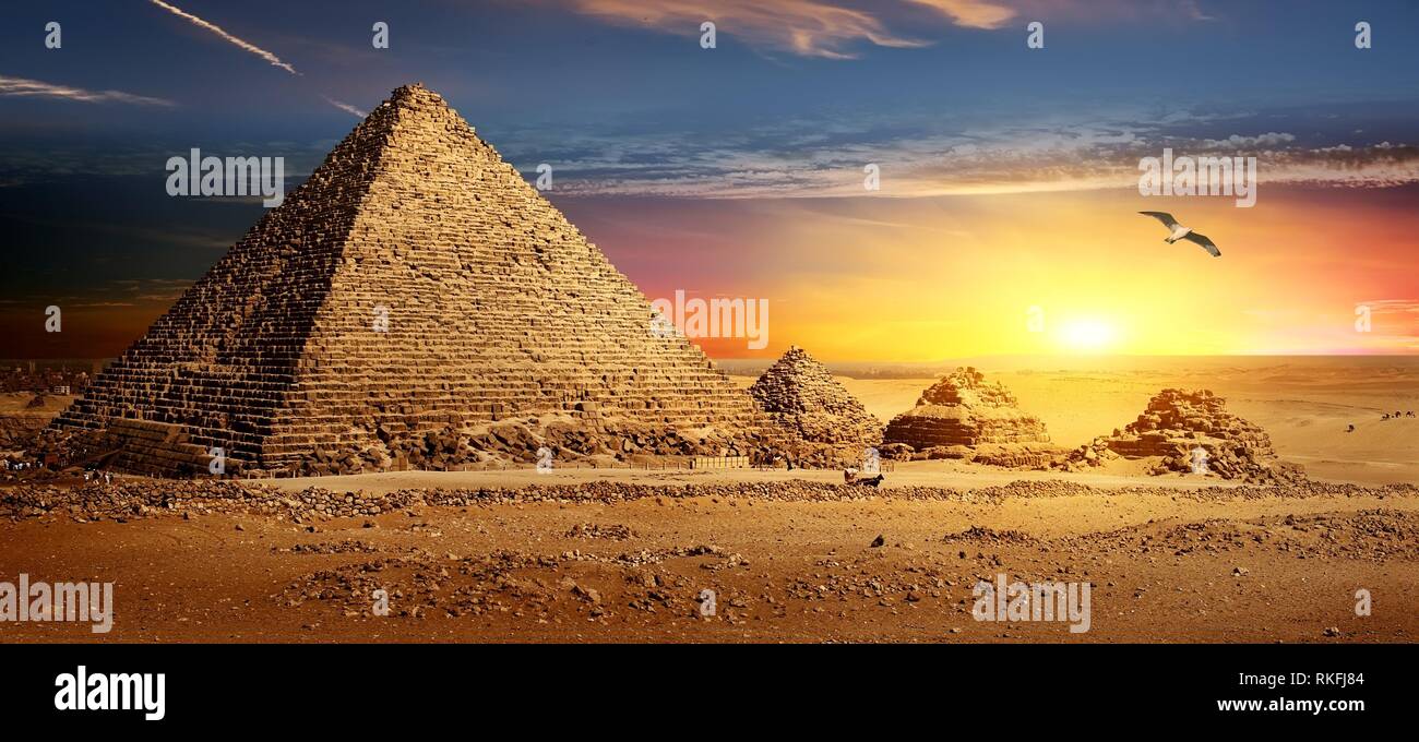 Ägyptischen Pyramiden im Sand der Wüste und klaren Himmel. Stockfoto