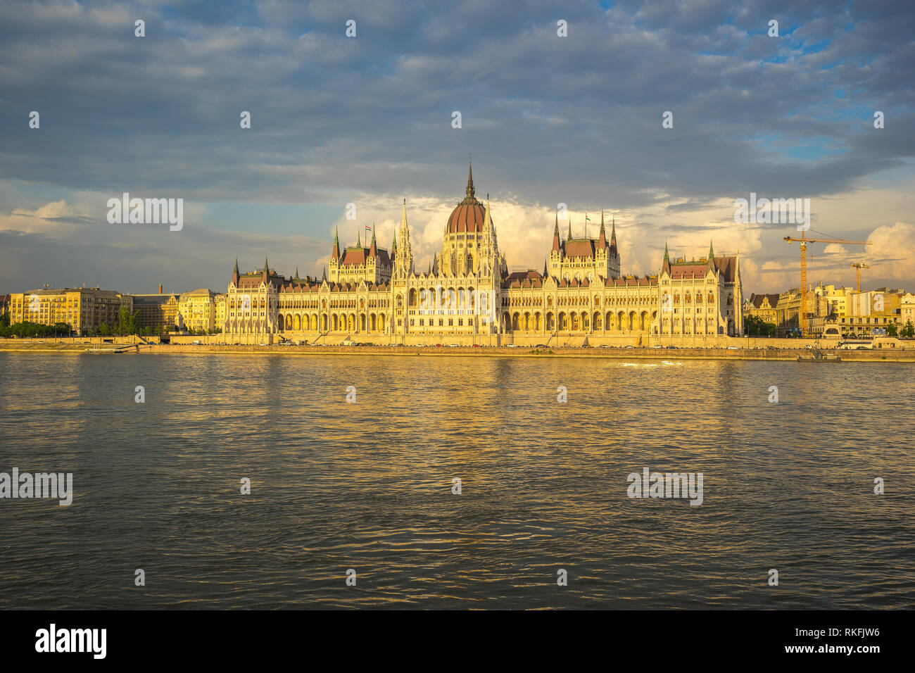 Budapest City Skyline mit Parlament und Donau in Ungarn. Stockfoto