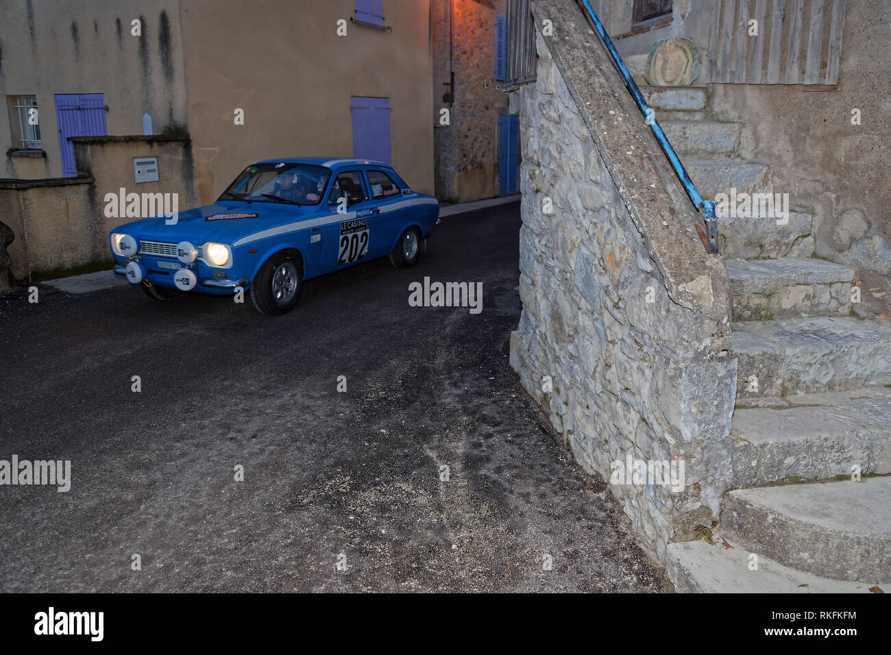 SAINT-NAZAIRE, Frankreich, 5. Februar 2019: Nachtrennen im Dorf. Rallye Historique ist für jene Autos, die in den Rall teilgenommen haben, vorbehalten. Stockfoto