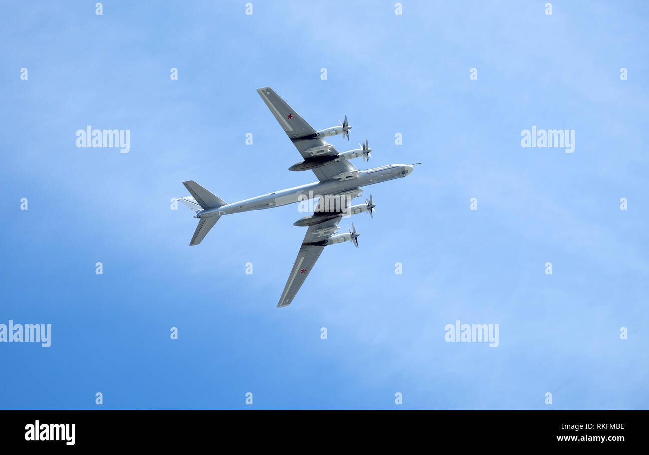 Moskau, Russland - Mai 9, 2018: die große russische Militär Turboprop strategischen Bomber Tu-95 Bear-Rakete im Flug in den Himmel auf Parade am 9. Mai 2018 Stockfoto
