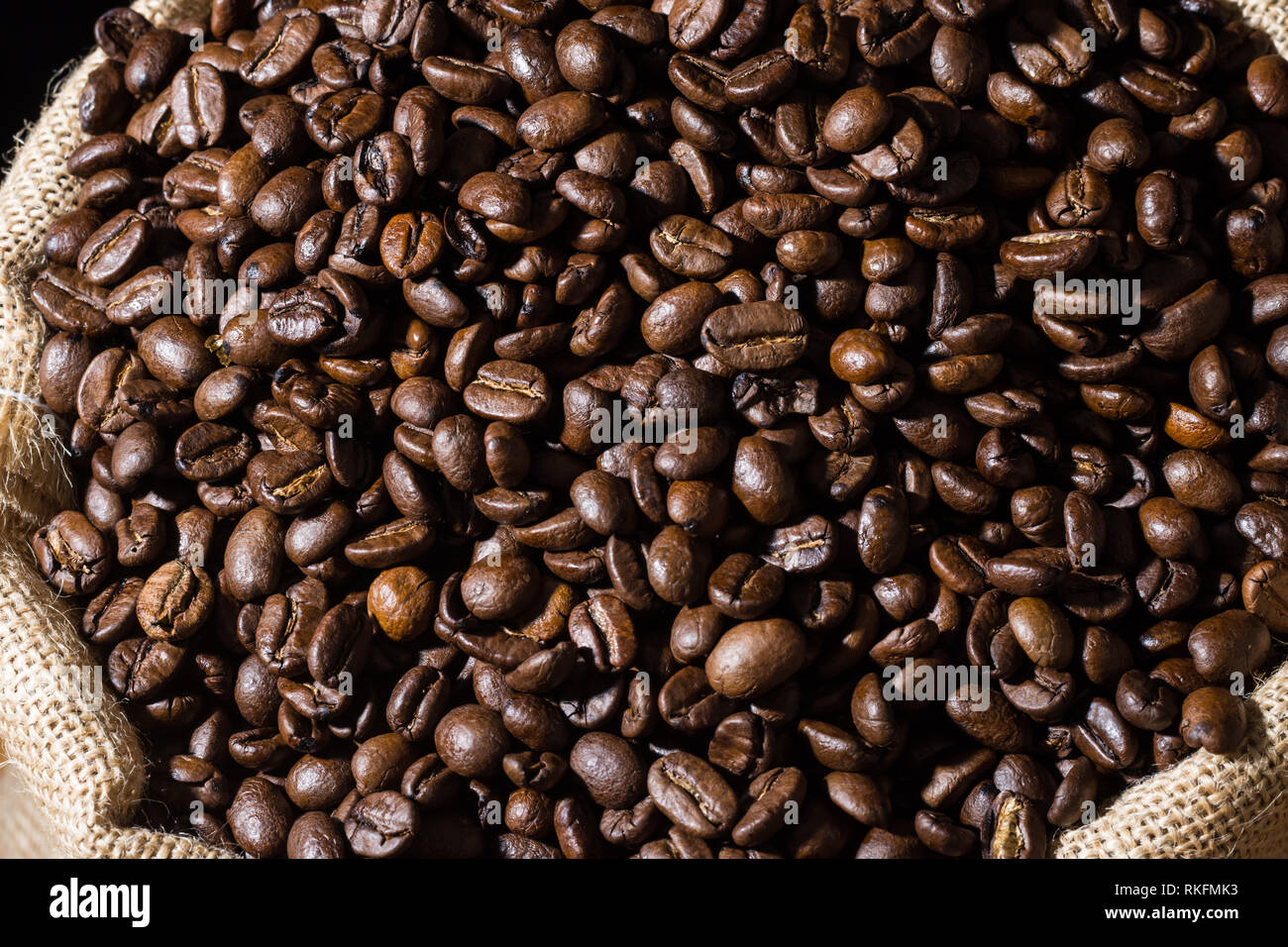 In der Nähe von Kaffee Bohnen in einem sackleinen Hessische braunen Sack. Stockfoto