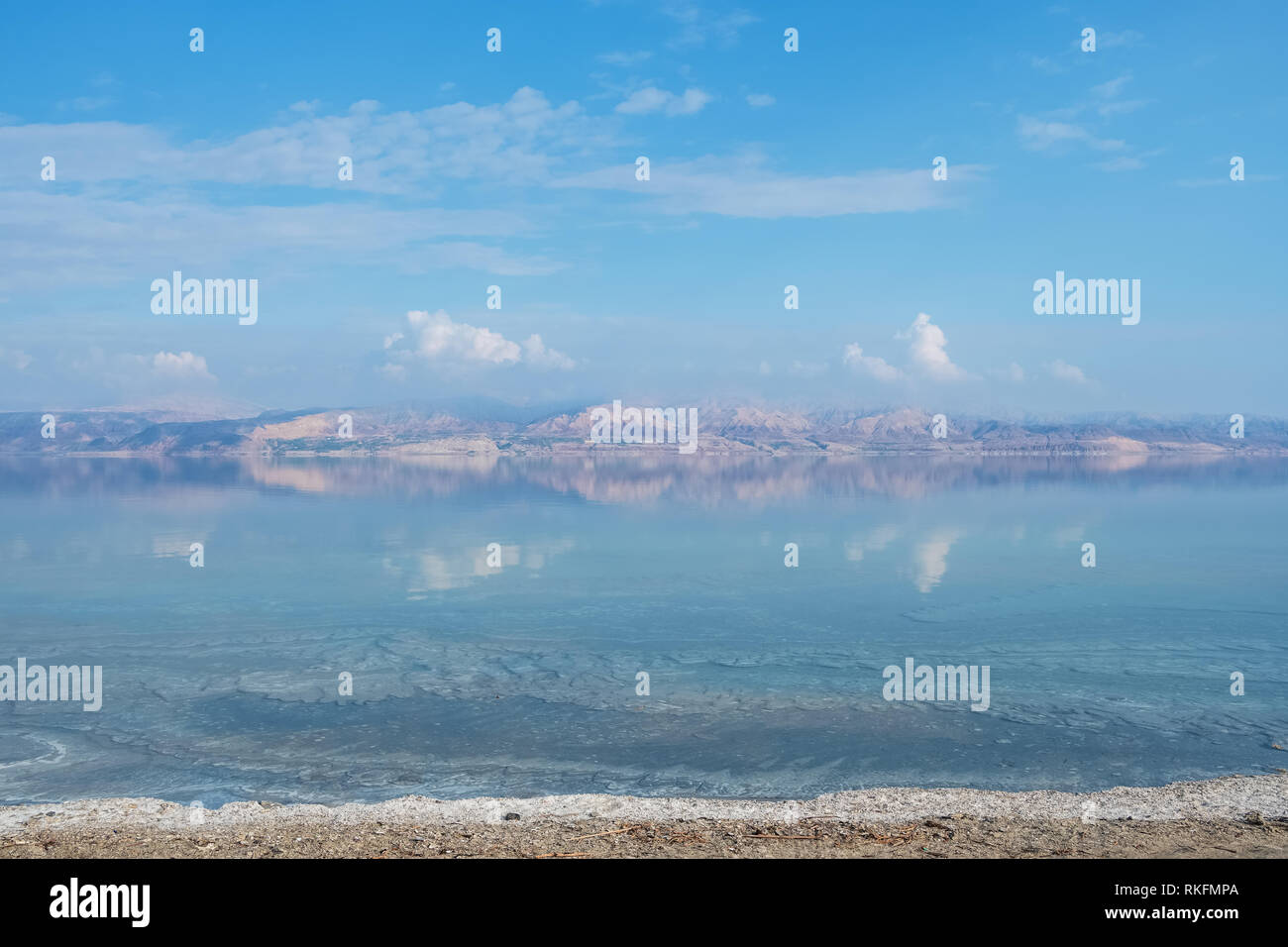 Blick auf die Küste vom Toten Meer in Israel. Textur des Toten Meeres. Salzigen Meer Stockfoto