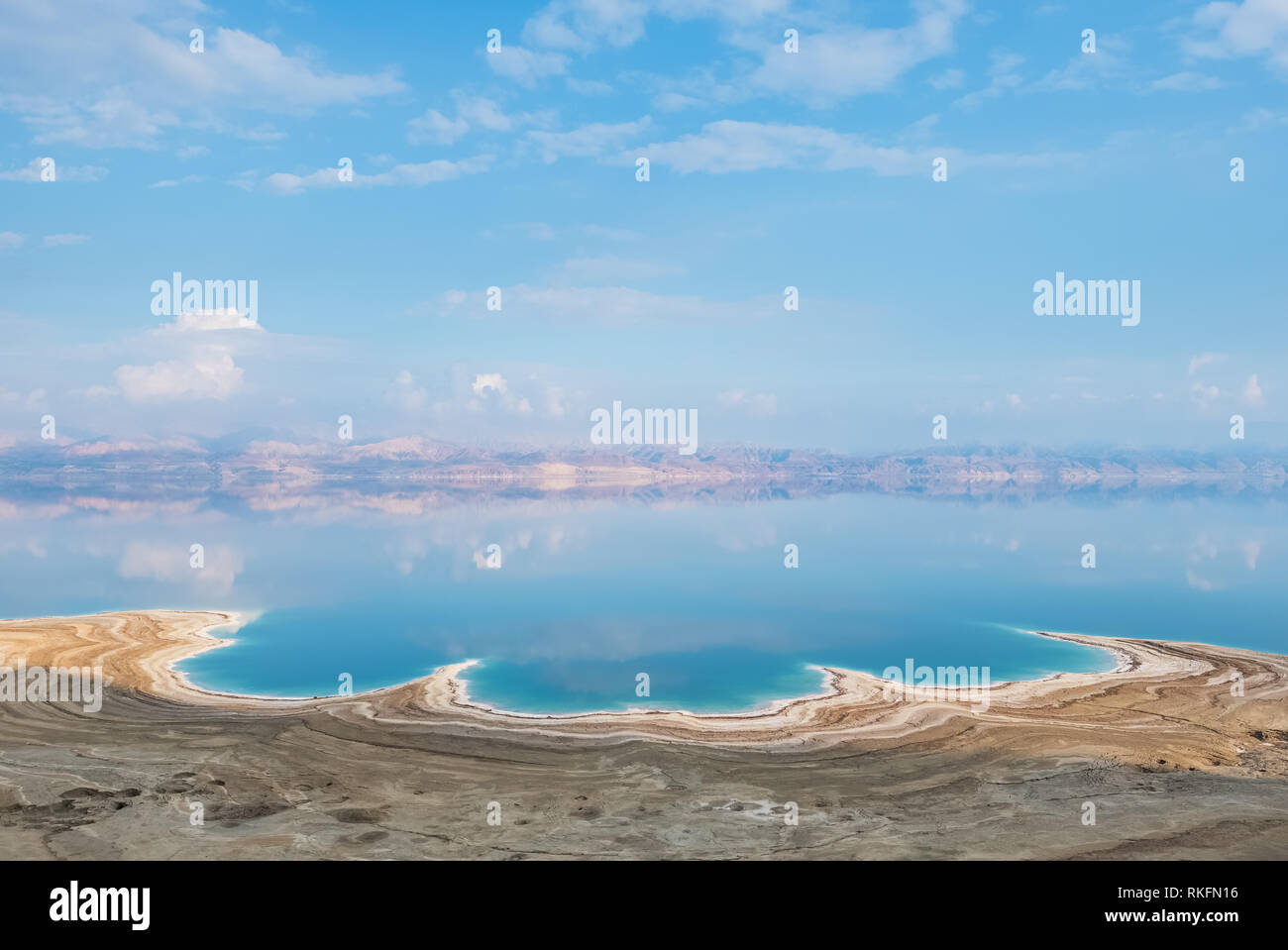 Blick auf die Küste vom Toten Meer in Israel. Textur des Toten Meeres. Salzigen Meer Stockfoto