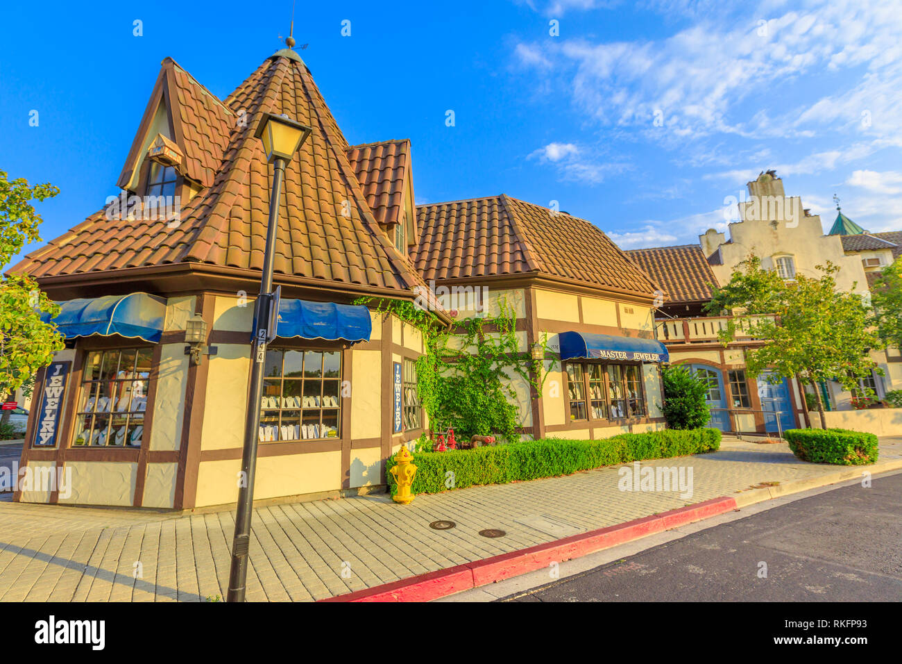 Solvang, Kalifornien, Vereinigte Staaten - 10 August 2018: traditionelle Geschäfte im typisch dänischen Dorf Solvang berühmt für europäische Architektur in Stockfoto