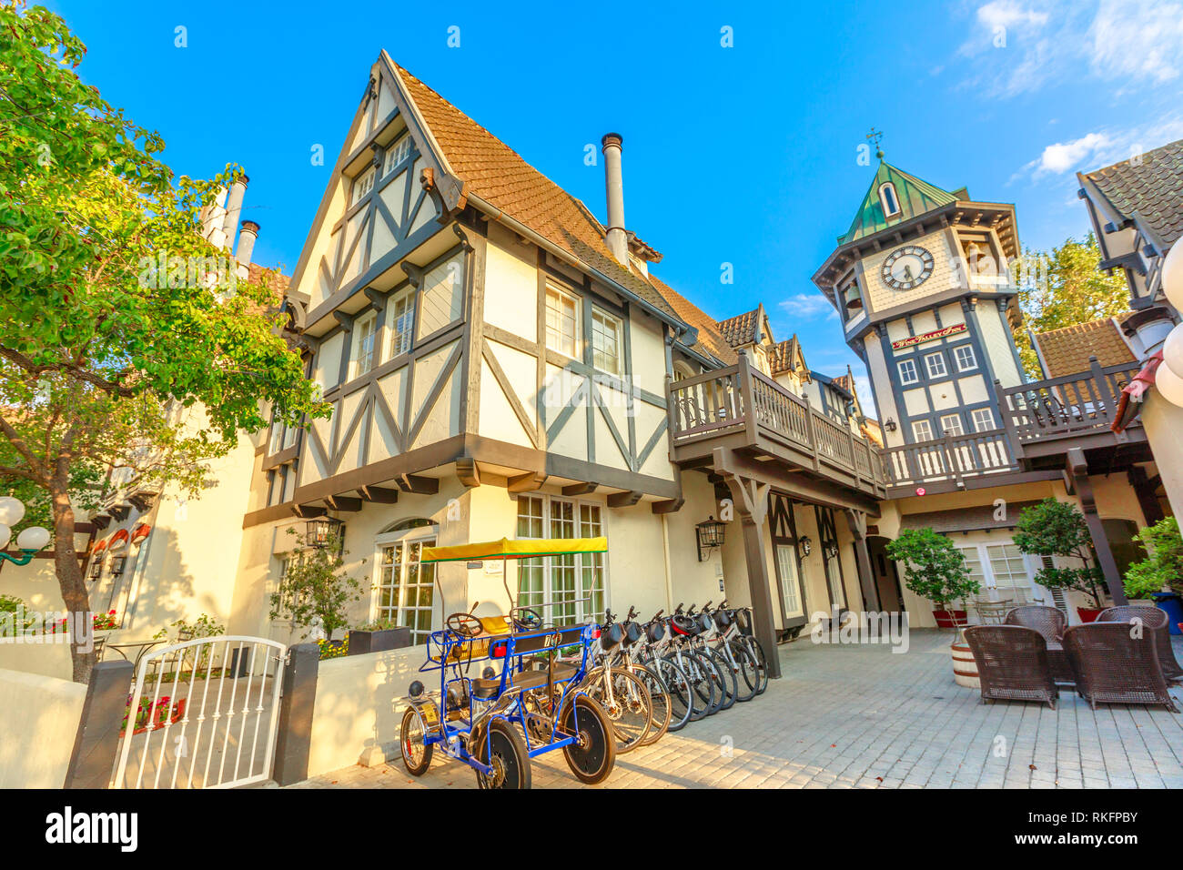 Solvang, Kalifornien, Vereinigte Staaten - 10 August 2018: Die alten Uhrturm in Solvang historische Innenstadt, Santa Ynez Valley in Santa Barbara County. Ein Stockfoto