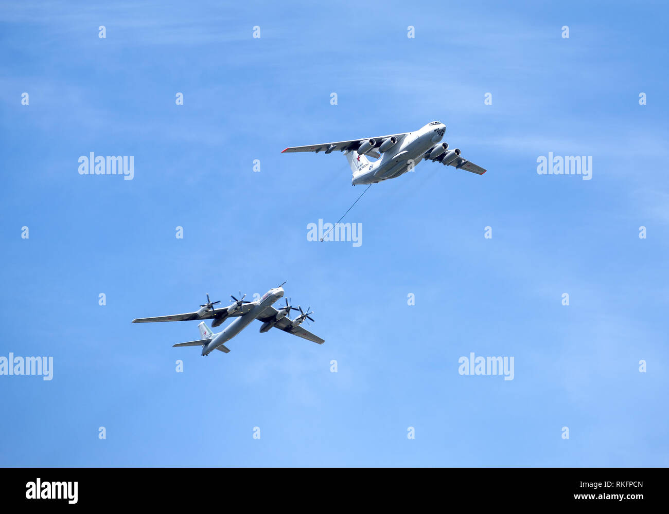 Moskau - 9. Mai: russische Militär Verkehrsmittel Flugzeug Il-78 Tanken Tanker und Tu-95 Turboprop strategischer Bomber-Rakete im Flug auf Parade Stockfoto