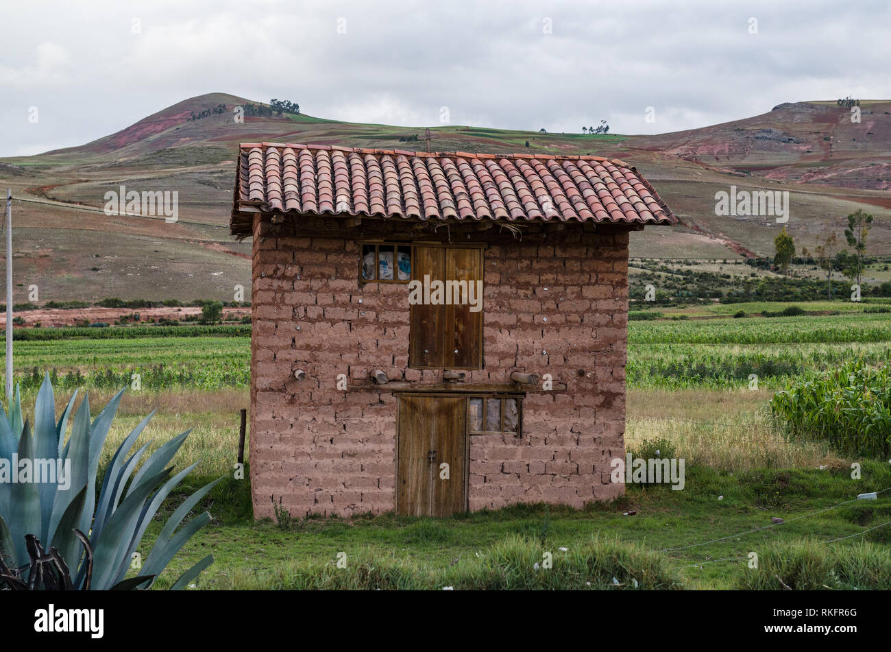 Adobe Haus in der Nähe der architektonischen Ort von Moray, Cusco, Peru. Stockfoto