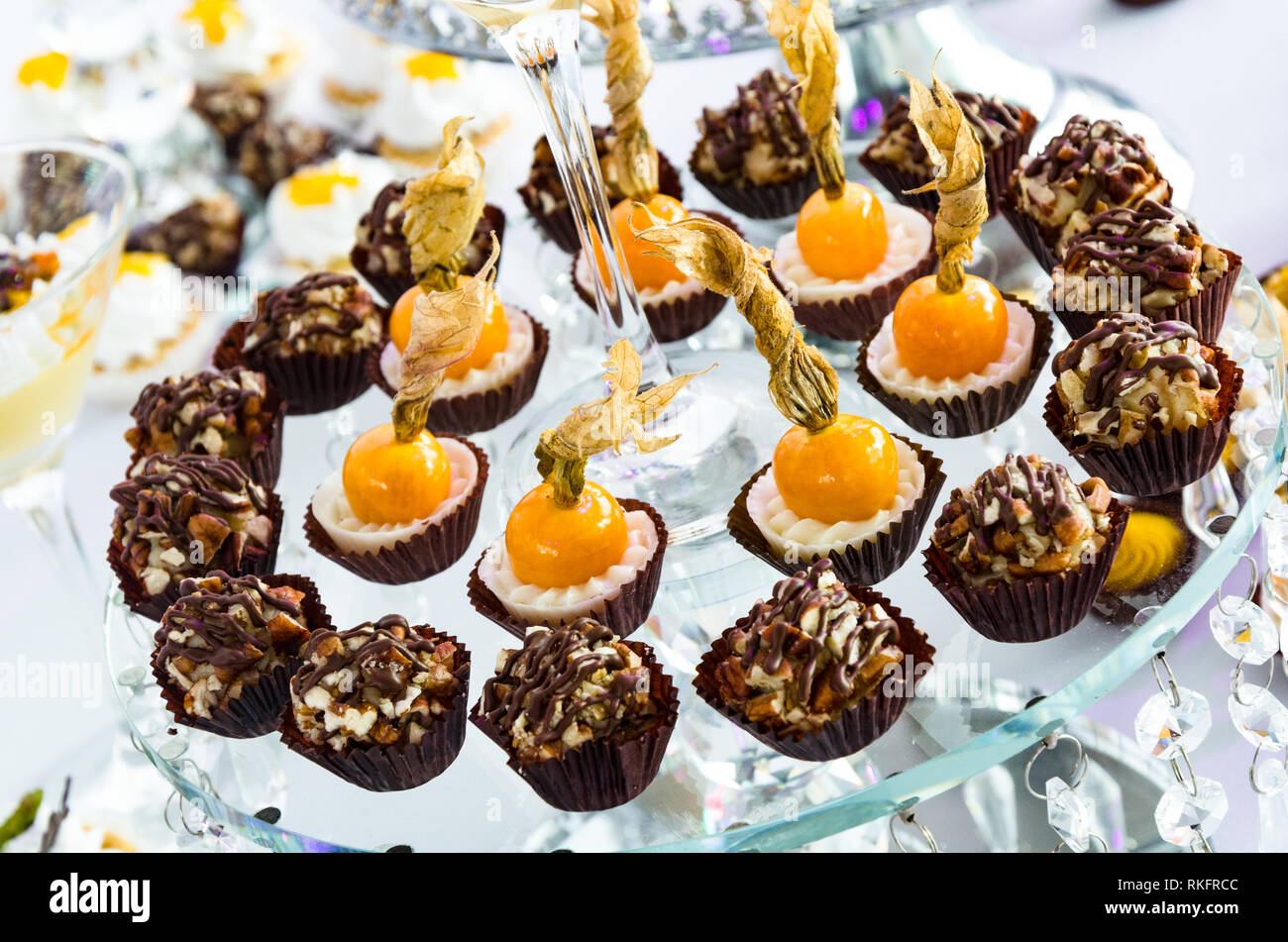 Reihen von frischen Trüffeln mit Walnüssen und Aguaymanto mit Süßigkeiten in einem serving Tray Konzept der Party oder Veranstaltung Dekoration. Stockfoto