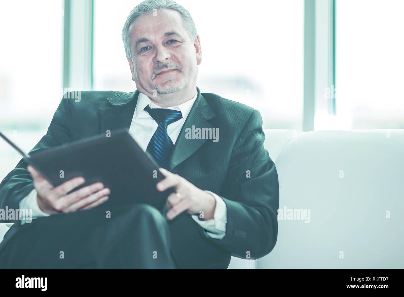 Erfahrenen Rechtsanwalt Bewertungen die Dokumente mit den Bedingungen einer neuen Vertrag Stockfoto