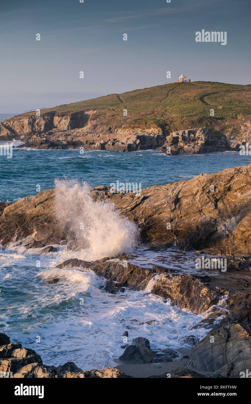 Eine Welle von der Flut krachend gegen die Felsen an der Küste von Newquay in Cornwall. Stockfoto