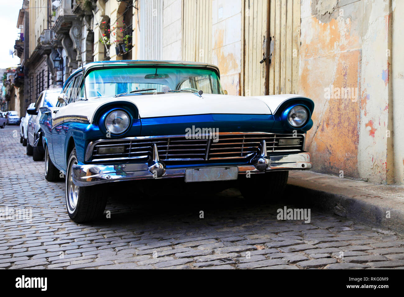 Oldtimer auf den Straßen der farbenfrohen Havanna. Eine große Auswahl an alten Autos gibt es in Kuba. Auf den Straßen Autos aus der ersten Hälfte des 20. Stockfoto