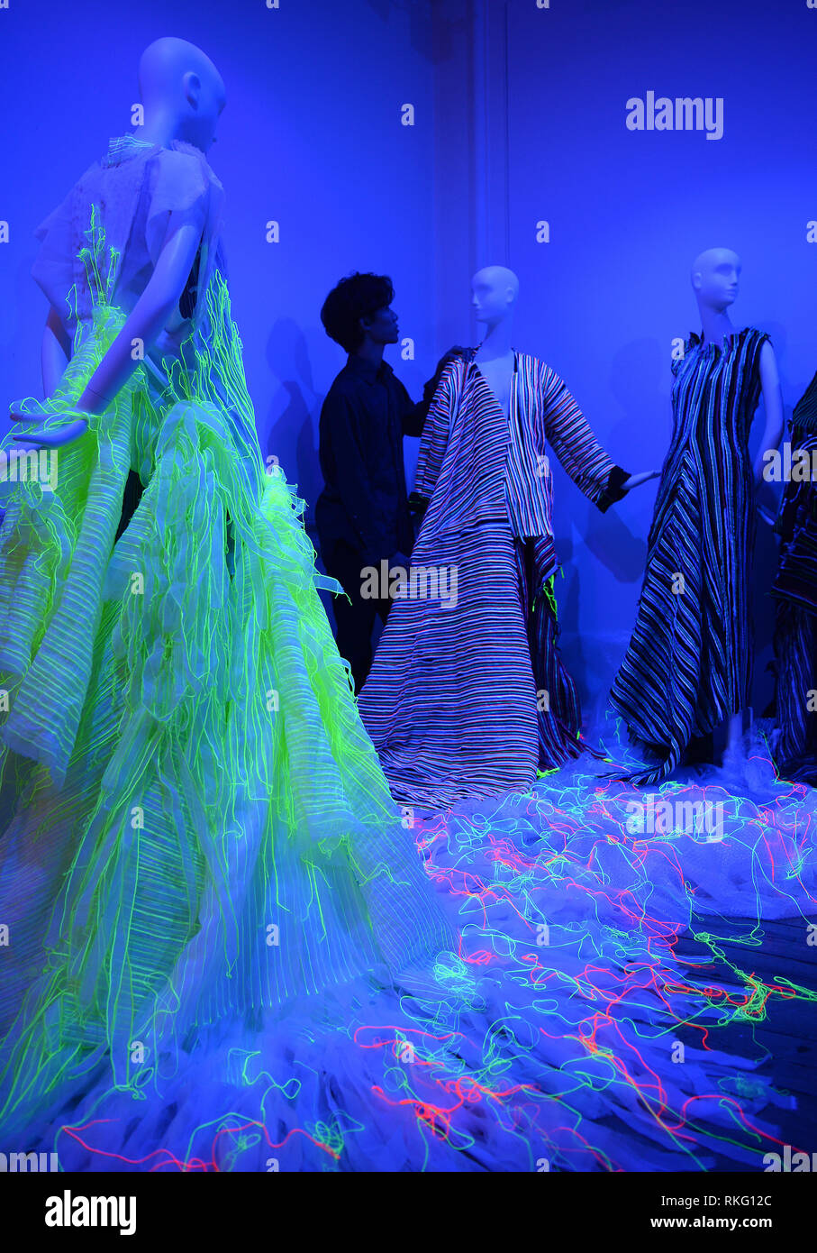Tom Trandt mit seiner Installation ein ruhig schreien, auf ein Foto Anruf für Installationen von Designern aus 16 Ländern für den Internationalen Fashion Schaufenster im Somerset House in London erstellt. Stockfoto