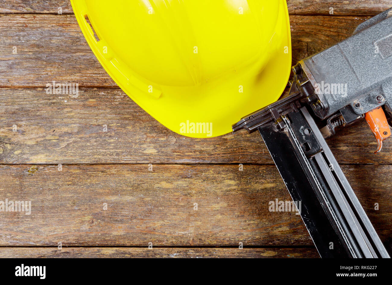 Schutzhelme für Bau am Arbeitsplatz oder in der Industrie zu Unfällen und Luft Bolzenschußgerät Nagler Werkzeug verhindern. Stockfoto