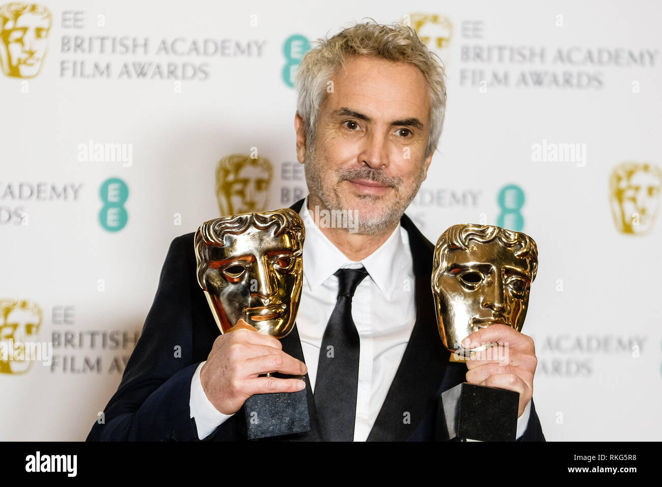 Alfonso Cuarón stellt Backstage in der British Academy Film Awards am Sonntag, 10. Februar 2019 in der Royal Albert Hall, London. Alfonso Cuarón mit seinem BAFTA Awards für den Besten Film Roma. Stockfoto