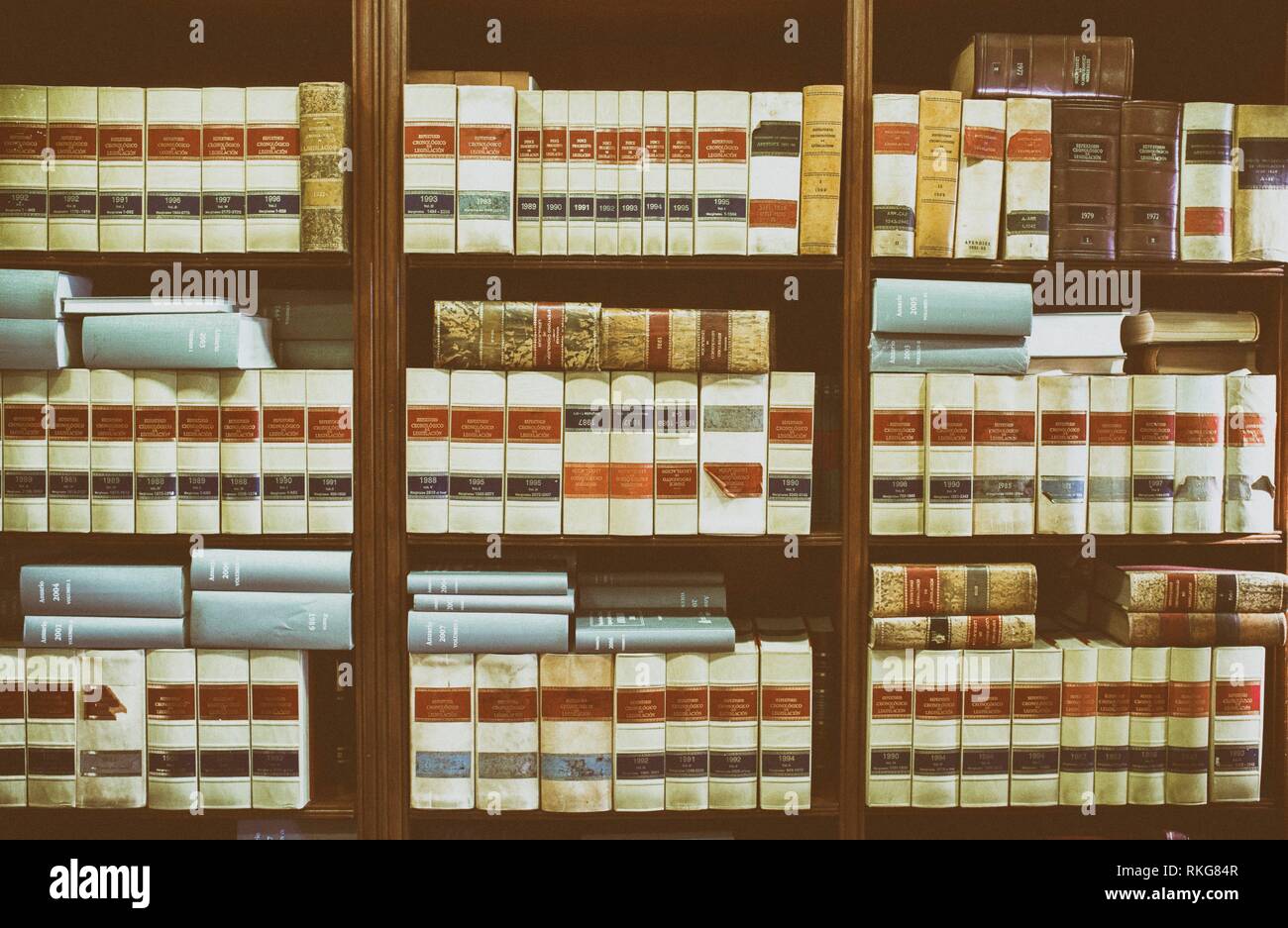 Bücherregal jede Menge alte juristische Bücher. Bibliothek recht Hintergrund. Stockfoto