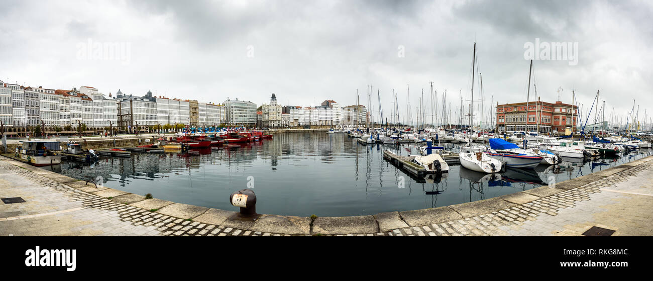 Hafen Marina und Gebäude im Zentrum von Coruna Spanien. Der "Avenida da Marina' Coruna, zentralen Hafen und der Promenade von La Coruna mit Haus von Amancio Stockfoto