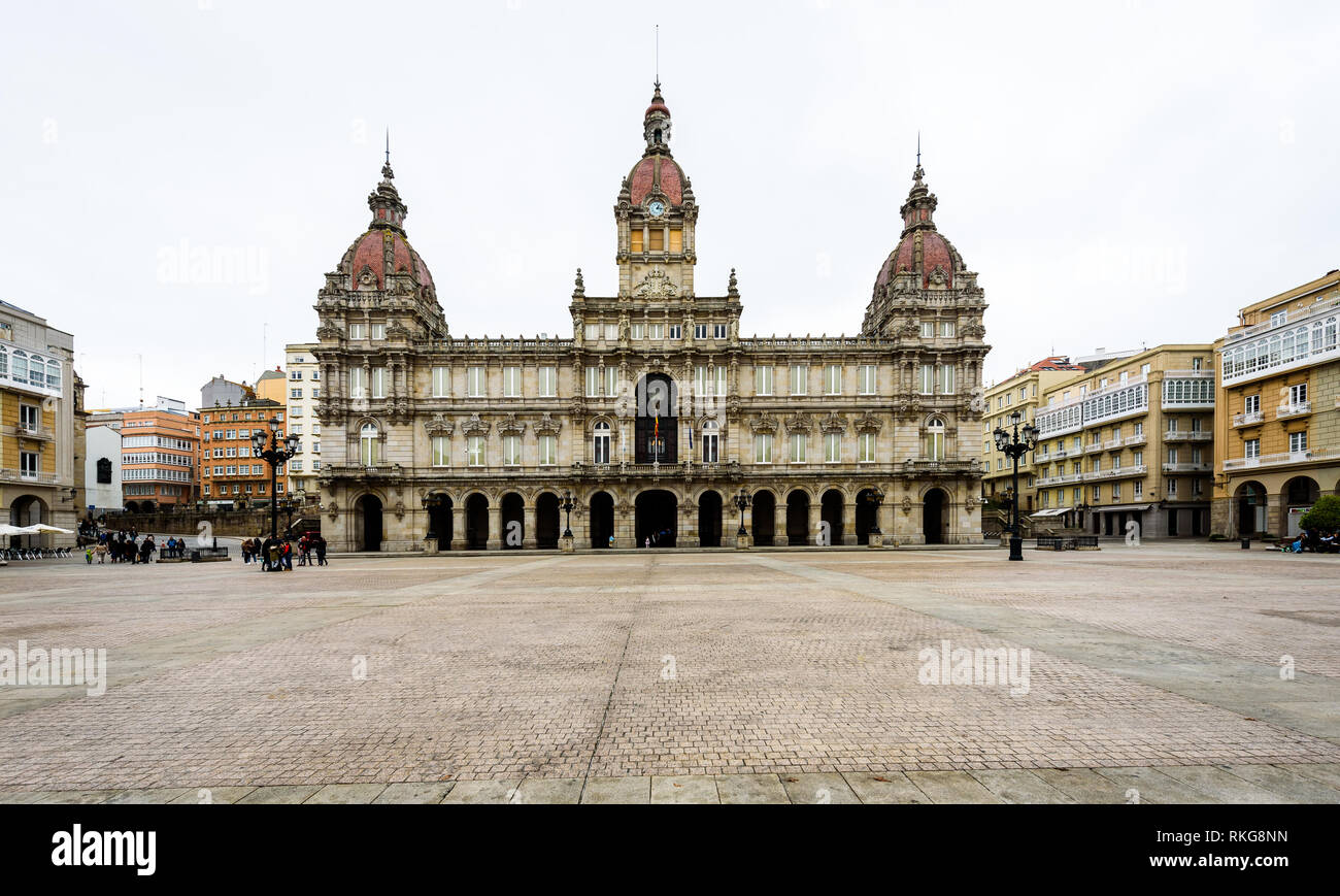 Maria Pita Platz mit Rathaus in Coruna Galizien. Beeindruckend aus zentralen Stadtplatz mit gepflasterten Boden und historischen Gebäuden. Coruna, Galicien, Spanien. Stockfoto