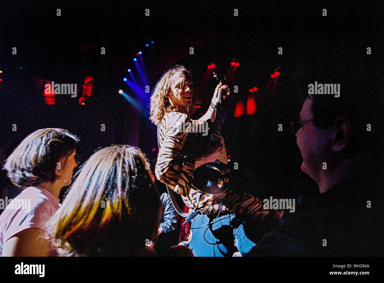 Justin Hawkins Sängerin in der Dunkelheit die in der Brixton Academy, den 27. Februar 2003, Brixton, London, England. Stockfoto