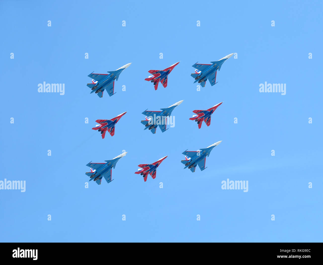 Kunstflug Gruppen Russische Ritter und Mauersegler auf MIG-29 und Su-27 Kämpfer zeigt Kubinsky Diamond im Flug gegen den blauen Himmel auf Parade Flug o Stockfoto