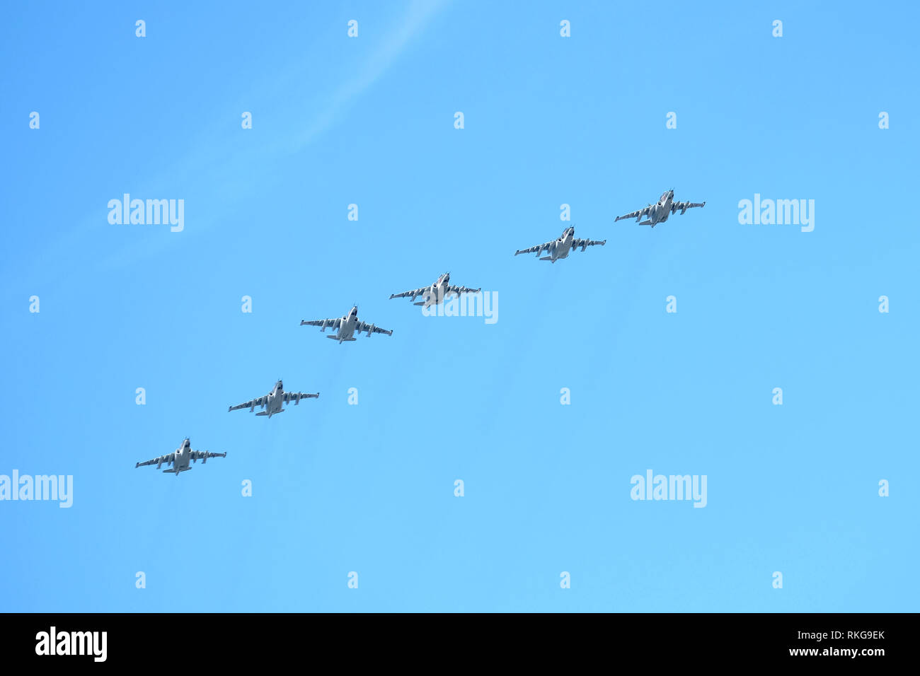 Gruppe von sechs russische taktische front-line Bomber Su-25 Frogfoot schnell Fliying im blauen Himmel auf Parade am 9. Mai 2018 Stockfoto