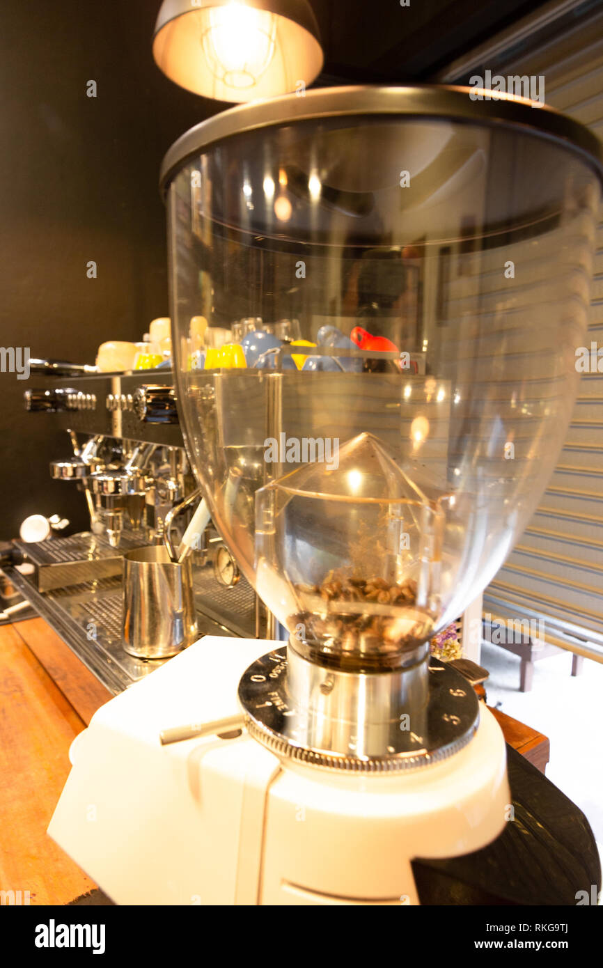 Eine Kaffeemühle Maschine und Kaffeemaschine eine Tasse Kaffee im Cafe Stockfoto