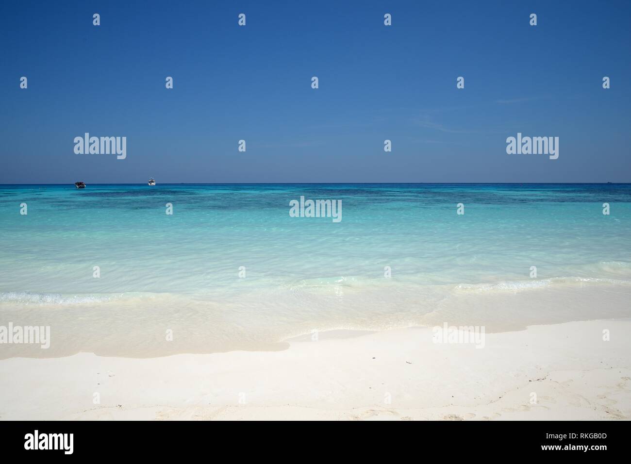 Strand mit weißem Sand und blauem Meer in Thailand Stockfoto