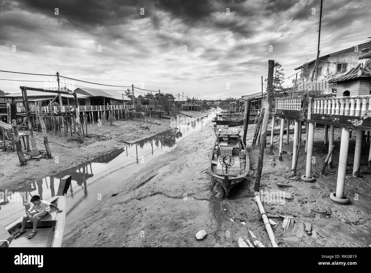 Pulau Ketam Insel, Malaysia. Januar 2019. Fischerboote auf dem Boden des Meeres bei Ebbe ruht. Stockfoto