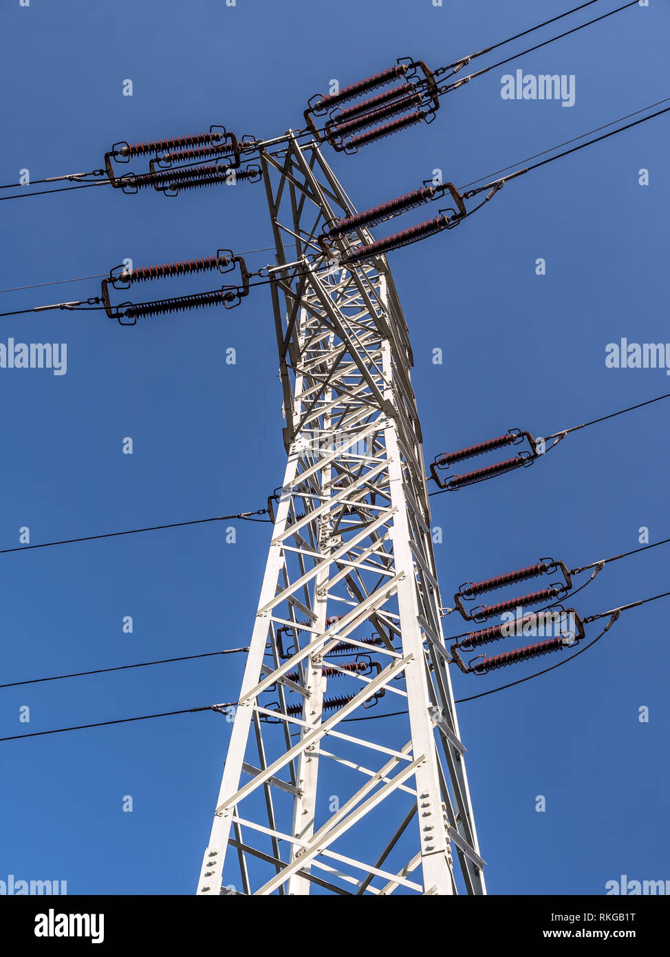 High Voltage pylon Schuß von oben über blauen Himmel Stockfoto