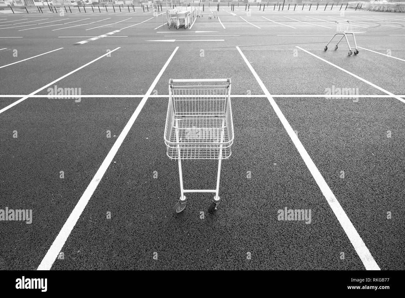 ASDA Supermarkt Einkaufswagen auf dem Parkplatz. Stockfoto