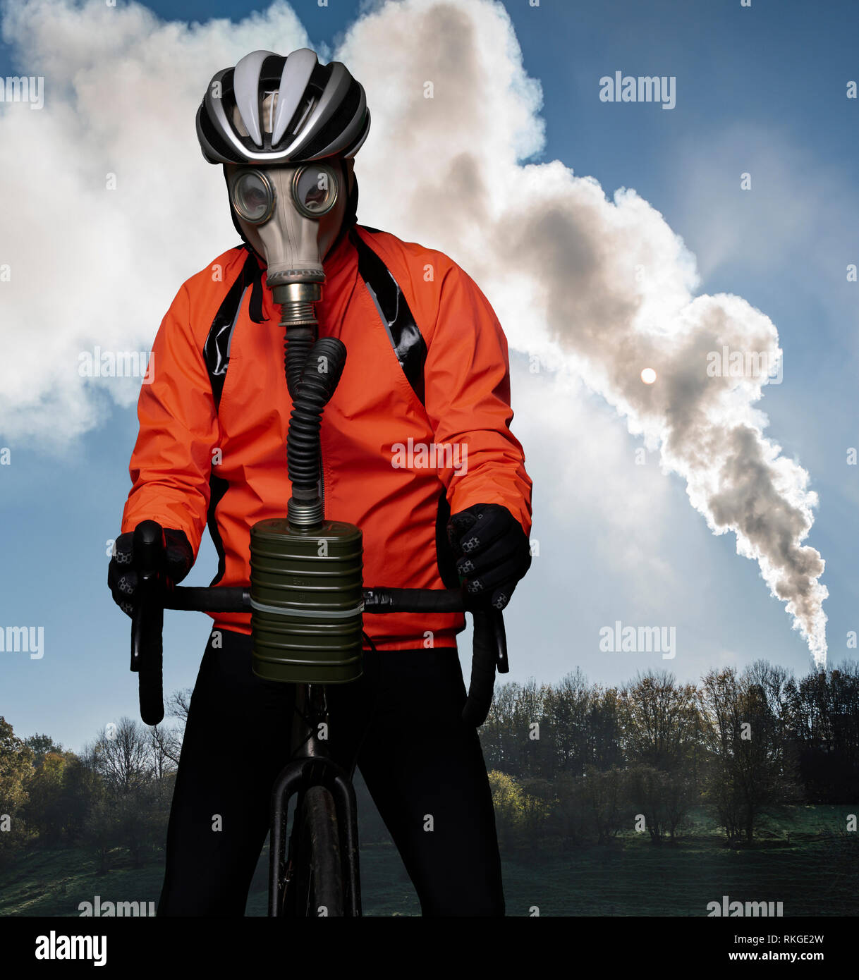 Ein Radfahrer in einer verschmutzten Welt Stockfoto