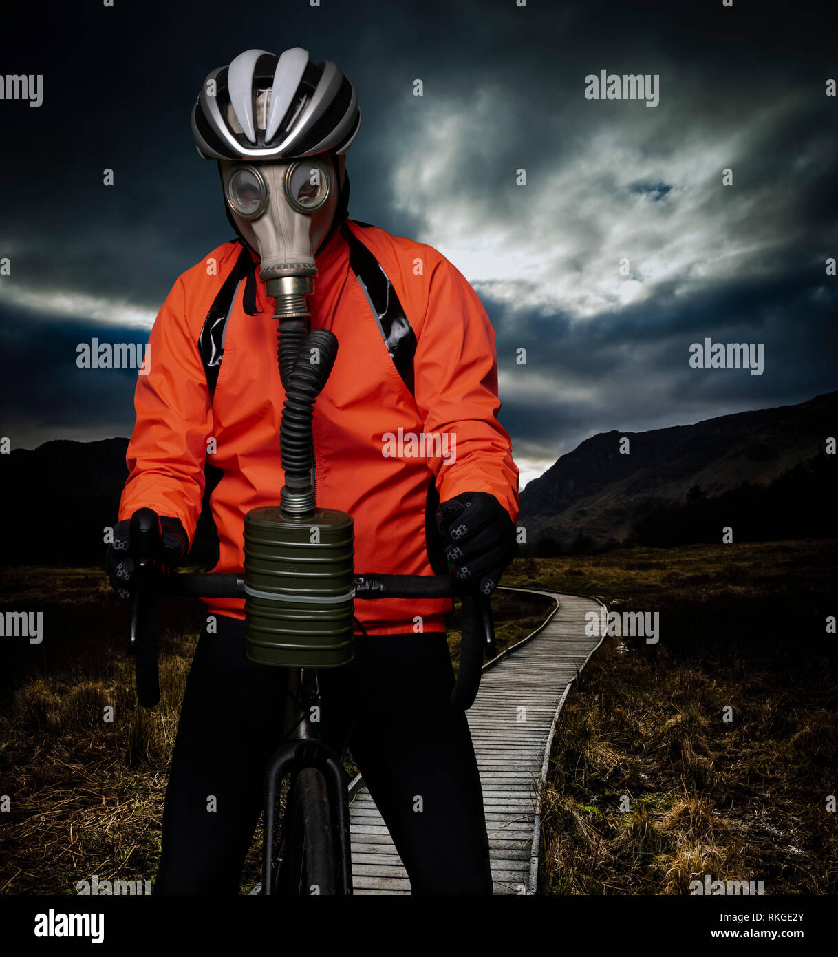 Ein Radfahrer in einer verschmutzten Welt Stockfoto