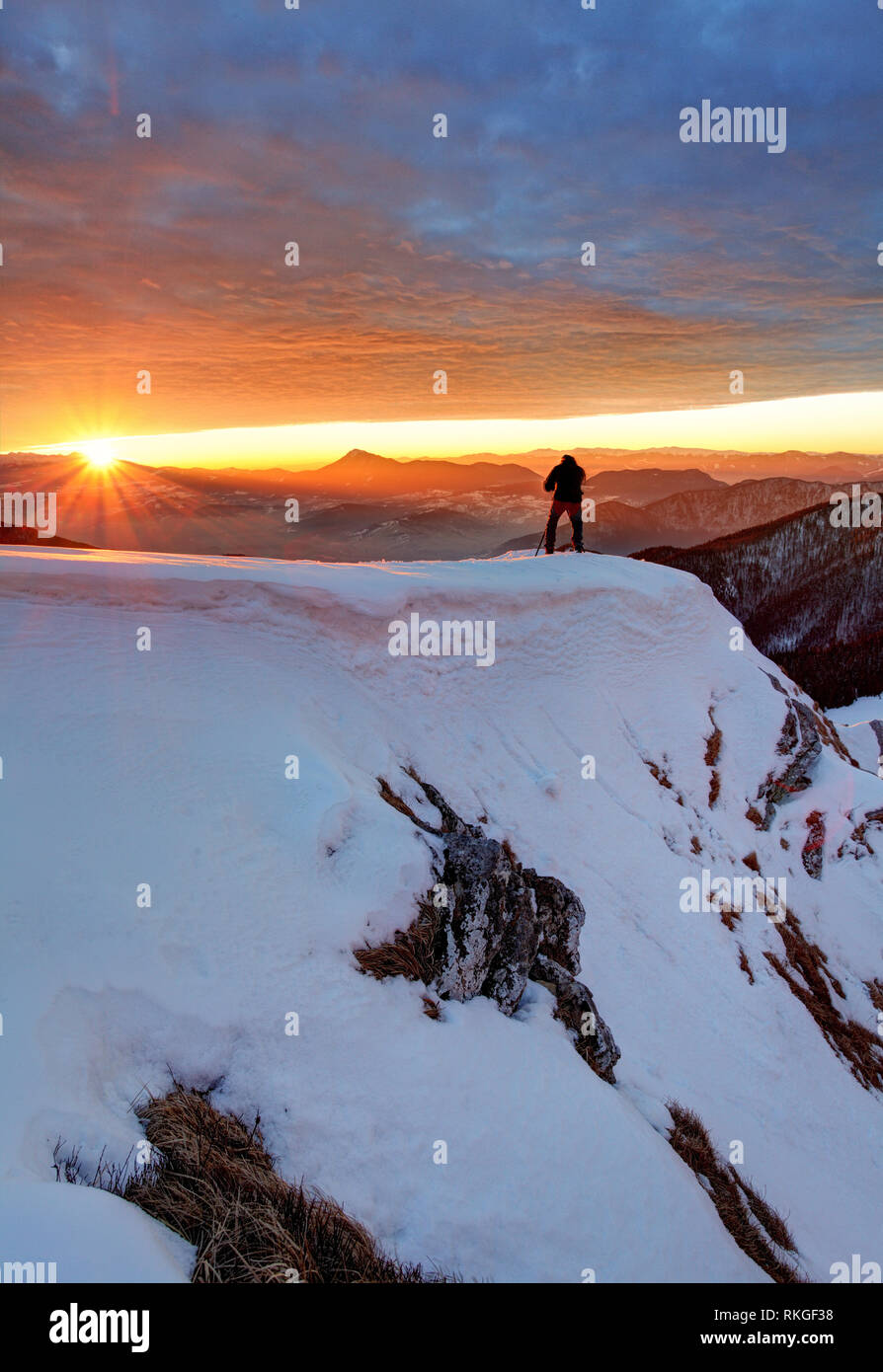 Mann auf der Oberseite mit Sonne im Hintergrund Stockfoto