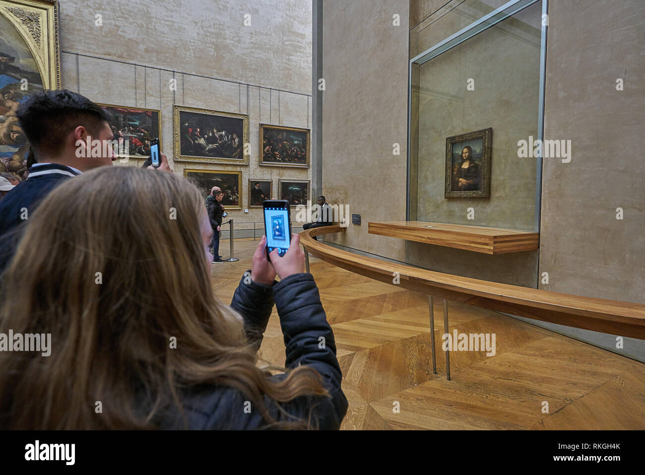 Der Mona Lisa. Touristische im Louvre von Paris. Stockfoto