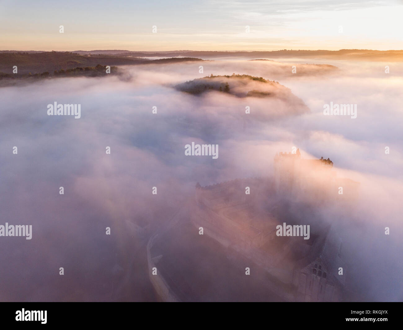 Chateau Beynac im Nebel am frühen Morgen Perigord Noir Dordogne Aquitaine Frankreich Stockfoto