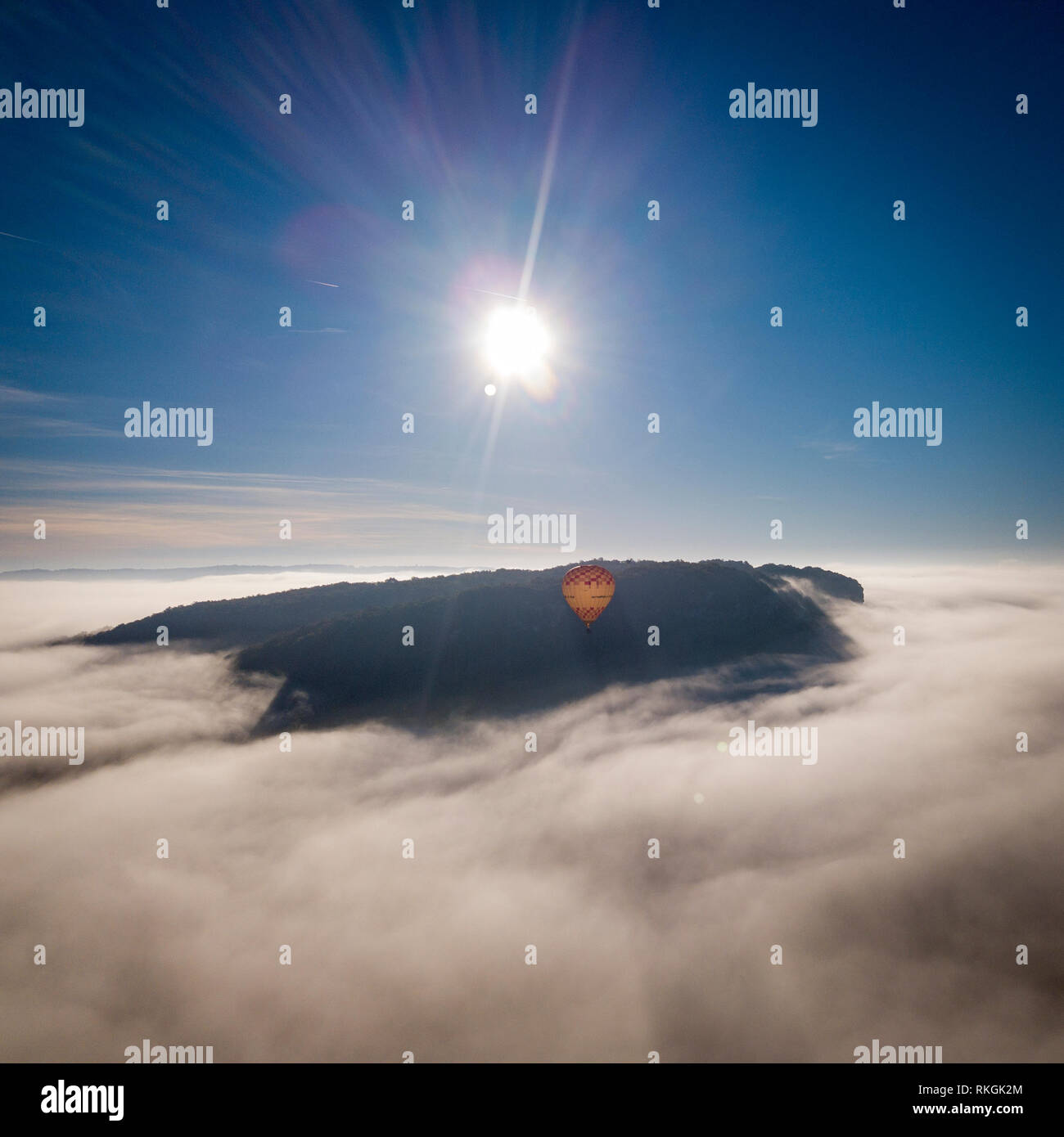 Heißluftballon fliegen über Nebel in der Nähe von Vézac Château, Dordogne, Aquitaine, Frankreich Stockfoto