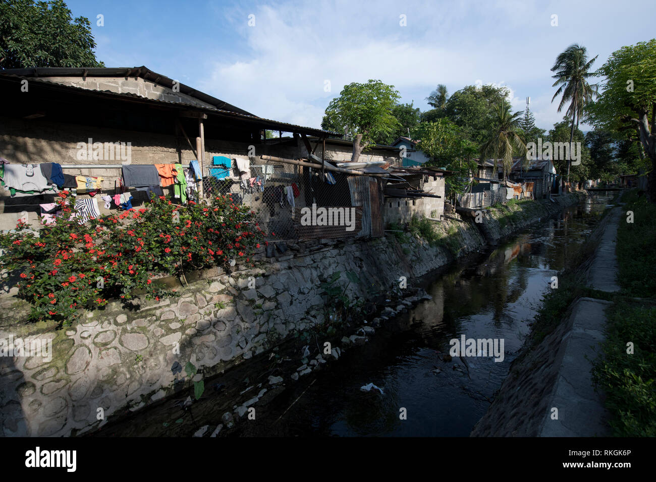 Offene Kanalisation, zwischen Baracken, Dili, Osttimor Stockfoto