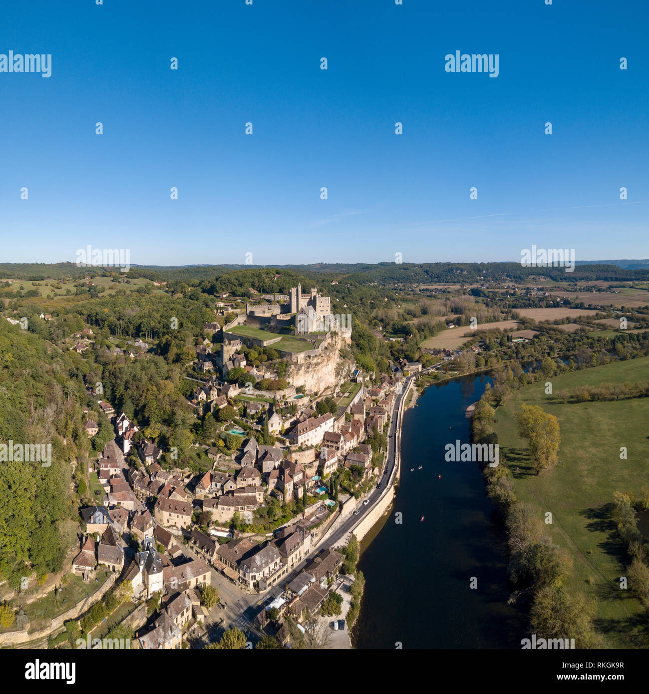 Chateau de Beynac, Beynac et Cazenac, auf den Felsen über dem Fluss Dordogne, Frankreich thront. Beynac ist als eines der schönsten Dörfer klassifiziert Stockfoto
