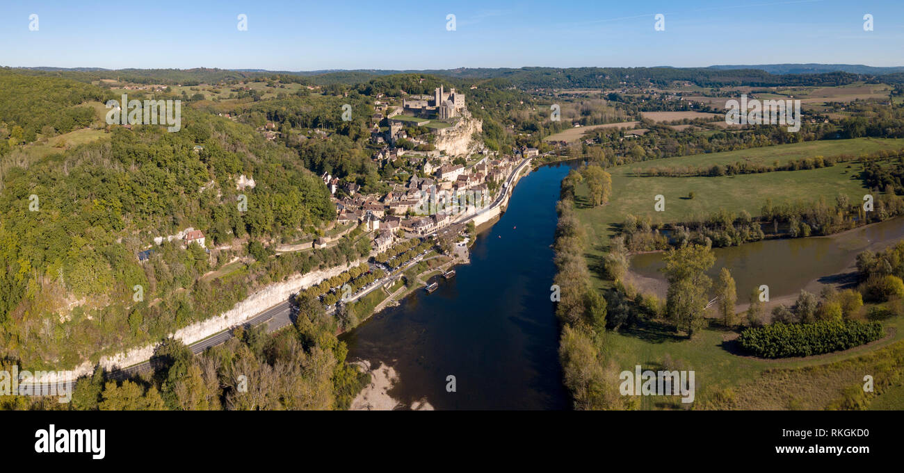 Chateau de Beynac, Beynac et Cazenac, auf den Felsen über dem Fluss Dordogne, Frankreich thront. Beynac ist als eines der schönsten Dörfer klassifiziert Stockfoto