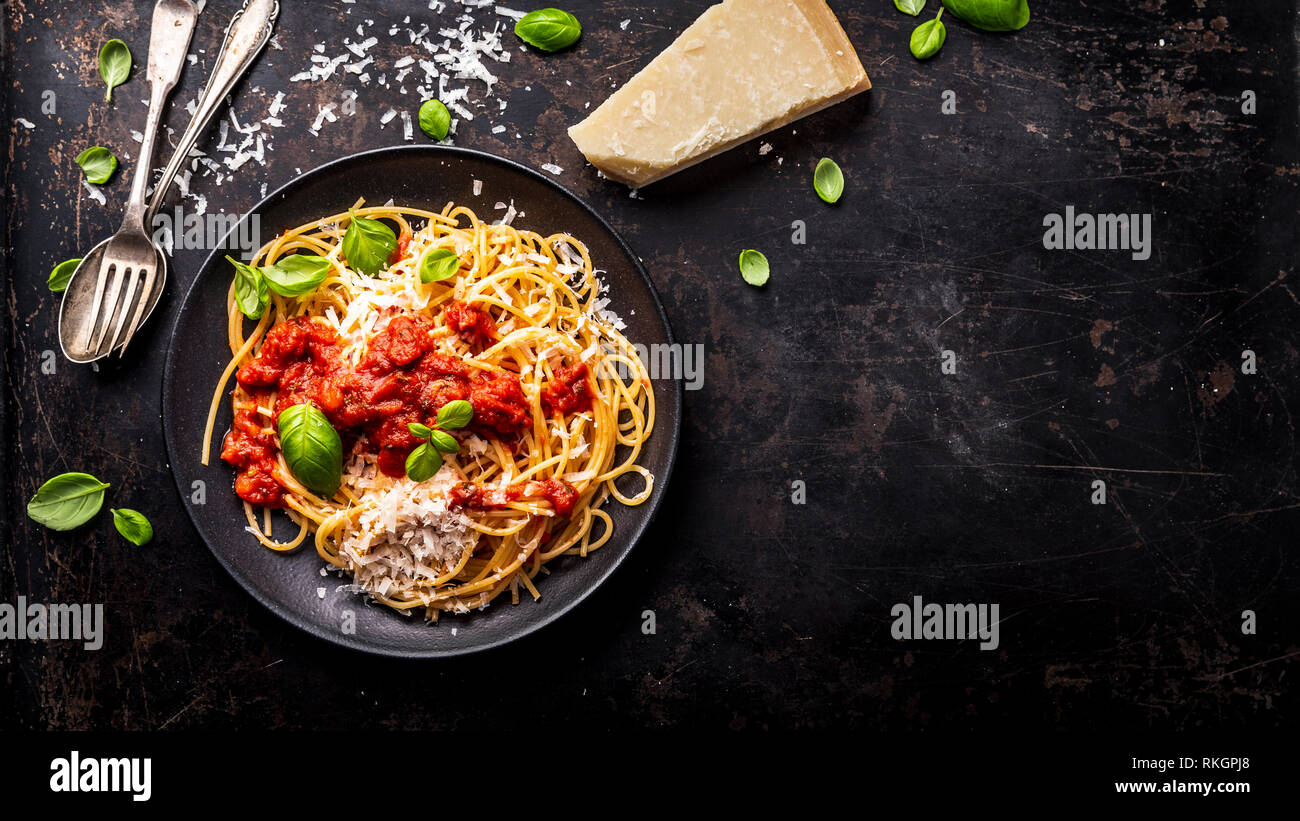 Lecker appetitlichen Classic spaghetti Nudeln mit Tomatensoße, Parmesan und frischem Basilikum, Ansicht von oben Stockfoto