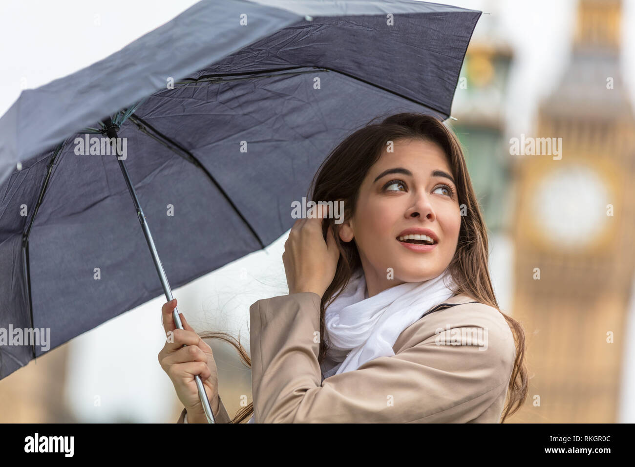 Mädchen oder Junge Frau Tourist im Urlaub mit einem Regenschirm mit Big Ben im Hintergrund, London, England, Großbritannien Stockfoto