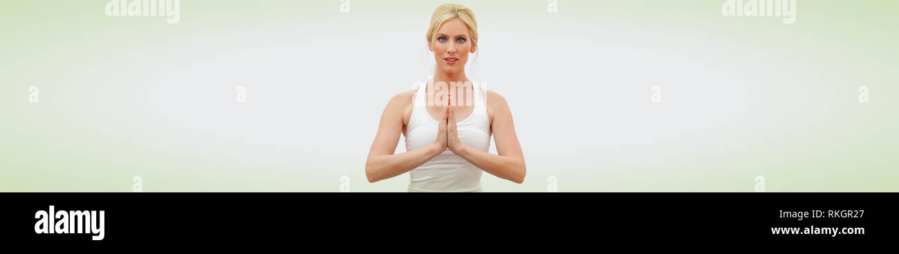 Panoramablick Web Banner schöne Frau Junge weibliche Hände im Gebet üben Yoga Position im Innenbereich an einer Turnhalle oder Health Spa Stockfoto