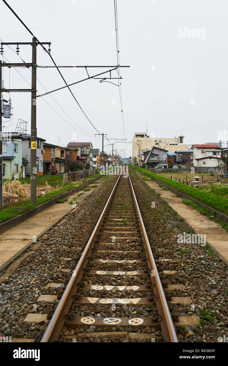 Lokale Japan Railway JR Eisenbahn in der Nähe von takada Station in Joetsu, Niigata, Japan. Stockfoto