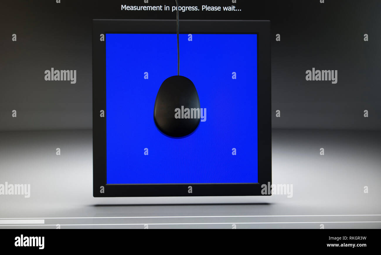 Computer Monitor ist mit Farbdisplay und Farbkalibrator kalibriert Stockfoto