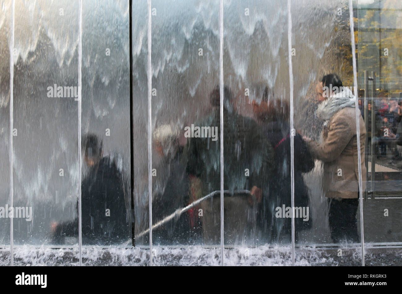 Kunden hinter dem Glas Brunnen in Apple Stores in Mailand, Italien Stockfoto