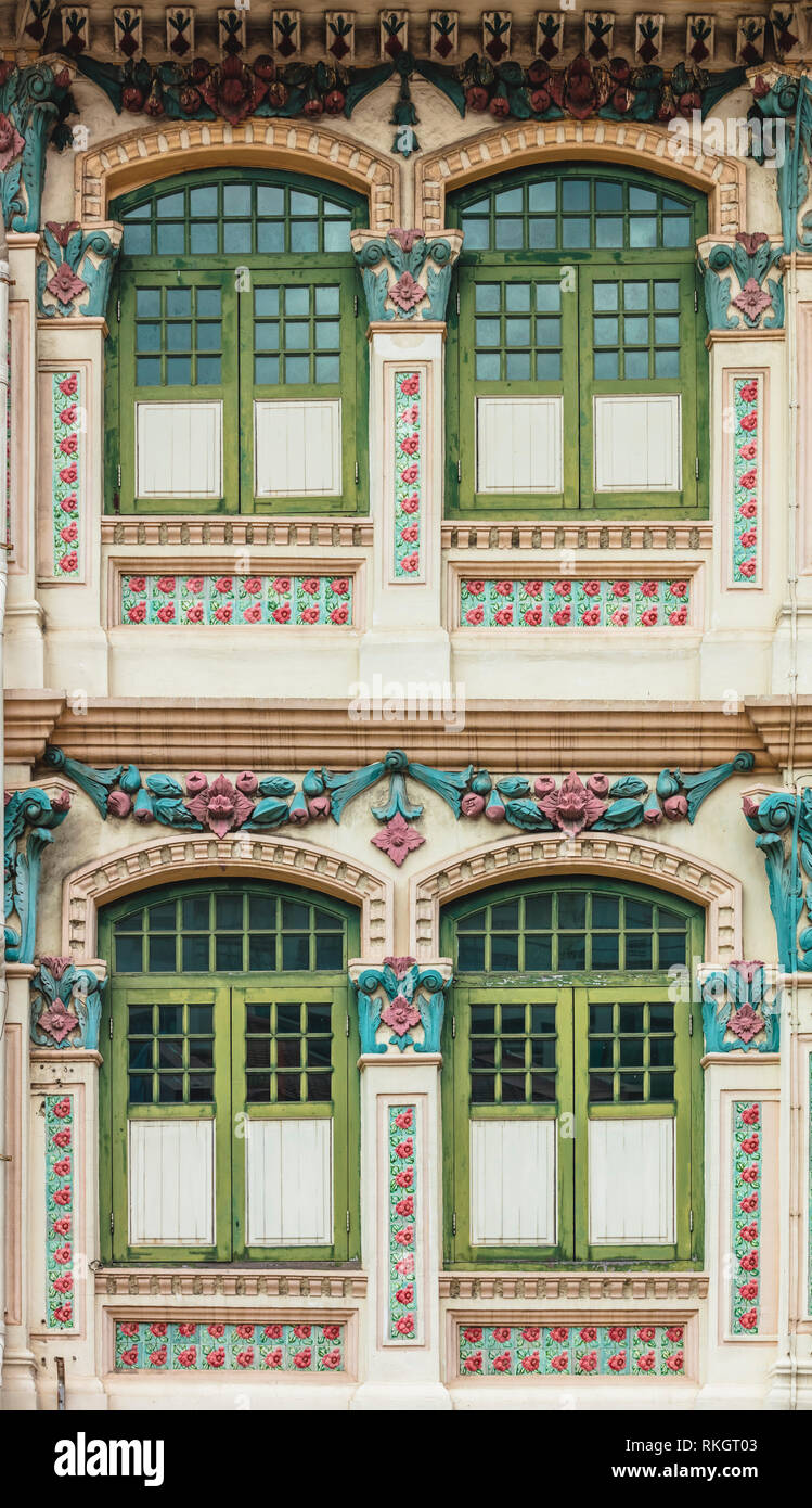 Singapur Little India Erhaltung Bezirk, Transitional Art déco-Geschäftshaus in der Nähe von Jalan Besar, zoom in Nahaufnahme Details der architektonischen Fassade Stockfoto