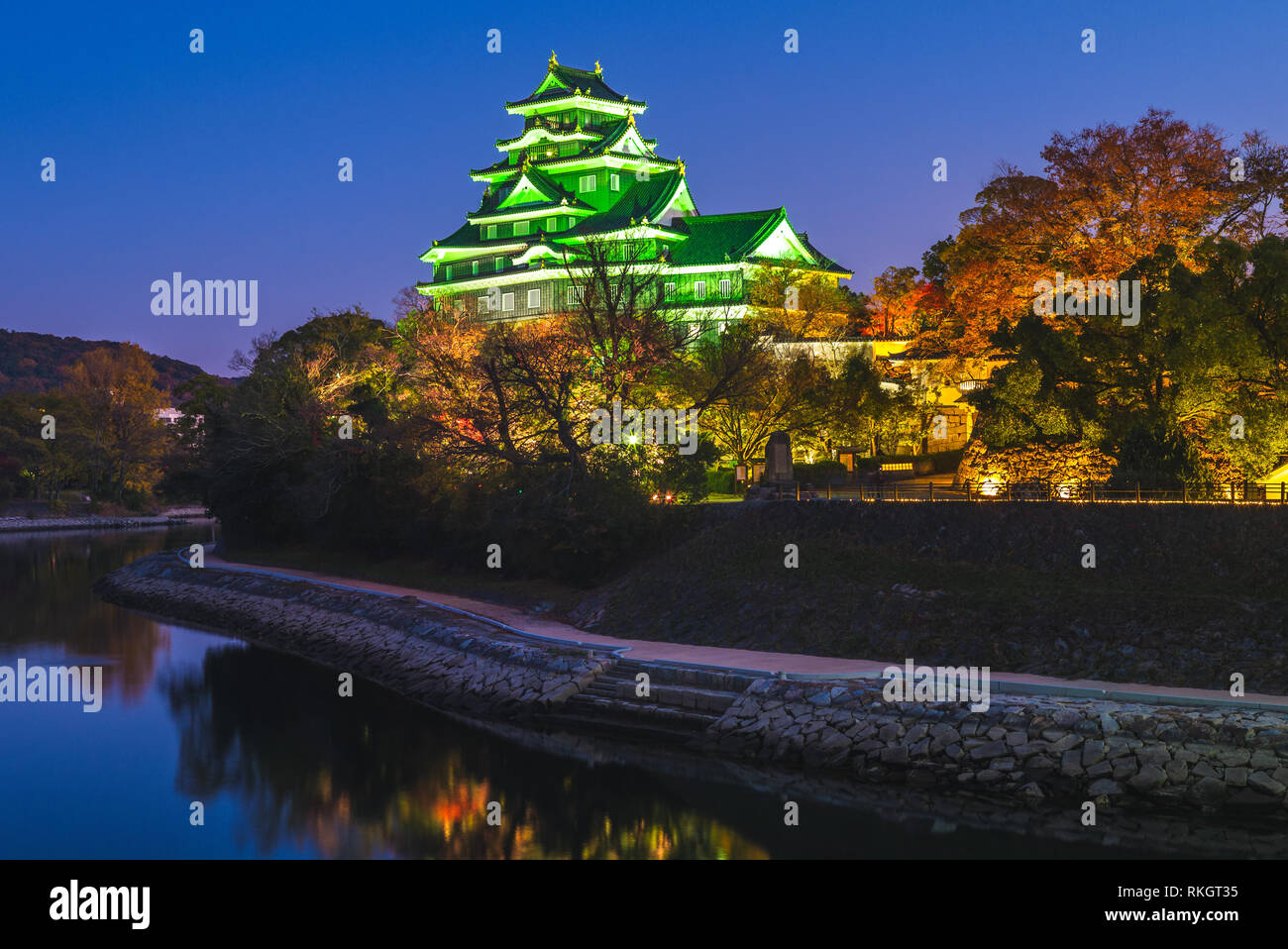 Nachtansicht von Okayama Castle am Fluss Asahi in Japan Stockfoto